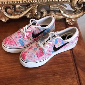 Nike’s💛